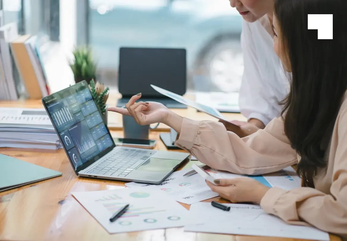 business_professionals_reviewing_payroll_data_analytics_and_financial_reports_on_laptop_for_hr_outsourcing_services